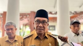 Bupati Pamekasan, Dr. KH. Kholilurrahman saat diwawancara sejumlah awak media. (MOH. IQBALUL KHAVEI MZ / KLIKMADURA)