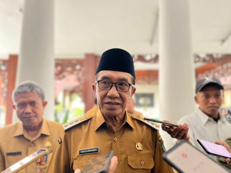 Bupati Pamekasan, Dr. KH. Kholilurrahman saat diwawancara sejumlah awak media. (MOH. IQBALUL KHAVEI MZ / KLIKMADURA)