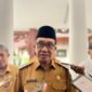 Bupati Pamekasan, Dr. KH. Kholilurrahman saat diwawancara sejumlah awak media. (MOH. IQBALUL KHAVEI MZ / KLIKMADURA)