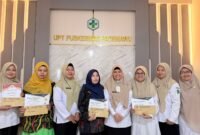 Kepala UPT Puskesmas Pademawu, dr. Jeni Novita Anggraini foto bersama kader posyandu terbaik. (ISTIMEWA)