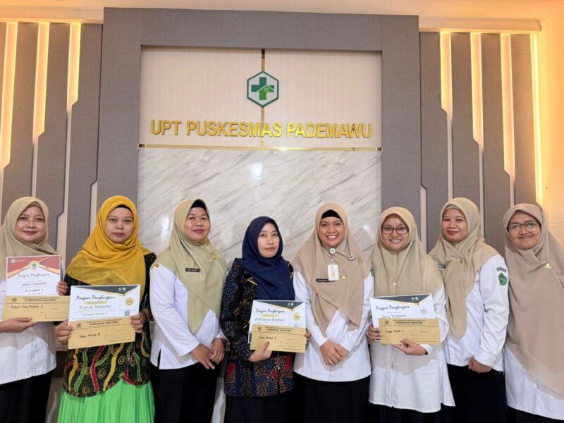 Kepala UPT Puskesmas Pademawu, dr. Jeni Novita Anggraini foto bersama kader posyandu terbaik. (ISTIMEWA)