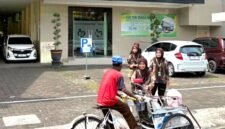 Karyawan RSIA Puri Bunda Madura membagikan nasi kotak kepada abang becak dalam rangka program Jumat Berkah. (ISTIMEWA)