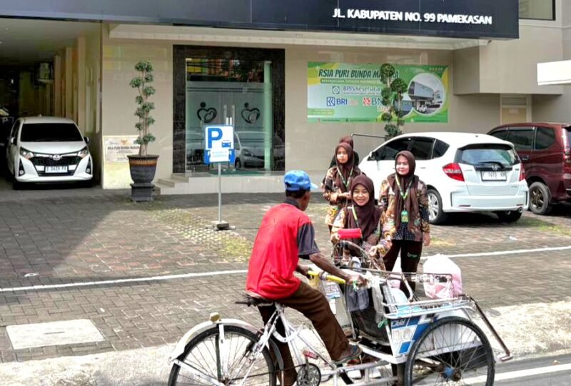 Karyawan RSIA Puri Bunda Madura membagikan nasi kotak kepada abang becak dalam rangka program Jumat Berkah. (ISTIMEWA)