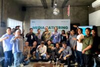 Deputi Bisnis PT. Pegadaian Syariah Area Madura, Anwar Hidayat (tengah) didampingi tim foto bersama insan pers usai kegiatan Media Gathering. (YUSRIL RAHMAN SYAKUR / KLIKMADURA)
