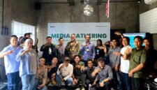 Deputi Bisnis PT. Pegadaian Syariah Area Madura, Anwar Hidayat (tengah) didampingi tim foto bersama insan pers usai kegiatan Media Gathering. (YUSRIL RAHMAN SYAKUR / KLIKMADURA)
