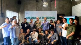 Deputi Bisnis PT. Pegadaian Syariah Area Madura, Anwar Hidayat (tengah) didampingi tim foto bersama insan pers usai kegiatan Media Gathering. (YUSRIL RAHMAN SYAKUR / KLIKMADURA)