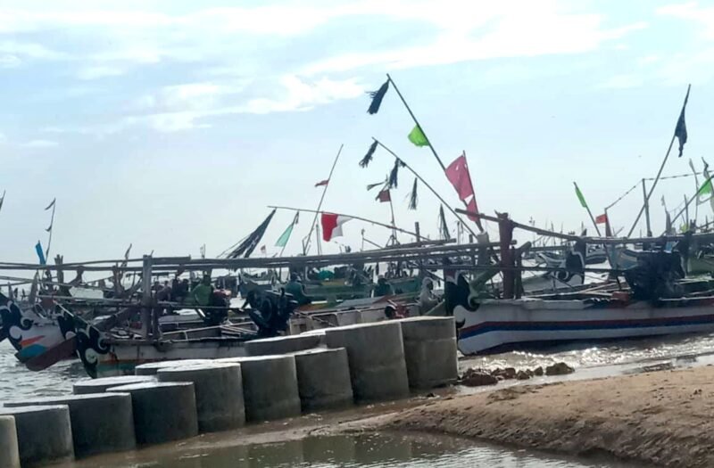 Ratusan perahu nelayan asal Pasuruan berada di perairan Desa Tanjung, Kecamatan Pademawu, Kabupaten Pamekasan. (KLIKMADURA)