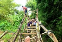Warga Kampung Sekaan, Dusun Laccaran, Desa Palengaan Daja, Kecamatan Palengaan membuat jembatan dari bambu. (MOHAMMAD IQBALUL KHAVEI MZ / KLIKMADURA)
