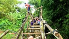 Warga Kampung Sekaan, Dusun Laccaran, Desa Palengaan Daja, Kecamatan Palengaan membuat jembatan dari bambu. (MOHAMMAD IQBALUL KHAVEI MZ / KLIKMADURA)