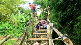 Warga Kampung Sekaan, Dusun Laccaran, Desa Palengaan Daja, Kecamatan Palengaan membuat jembatan dari bambu. (MOHAMMAD IQBALUL KHAVEI MZ / KLIKMADURA)