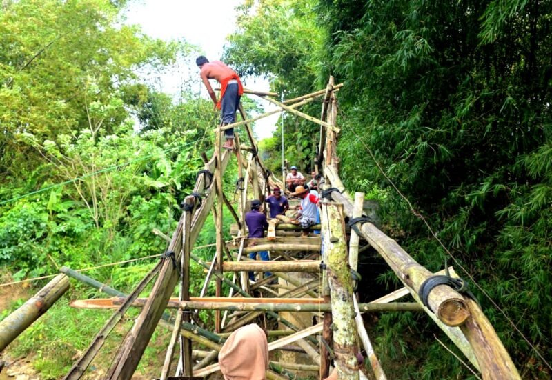 Warga Kampung Sekaan, Dusun Laccaran, Desa Palengaan Daja, Kecamatan Palengaan membuat jembatan dari bambu. (MOHAMMAD IQBALUL KHAVEI MZ / KLIKMADURA)