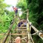Warga Kampung Sekaan, Dusun Laccaran, Desa Palengaan Daja, Kecamatan Palengaan membuat jembatan dari bambu. (MOHAMMAD IQBALUL KHAVEI MZ / KLIKMADURA)
