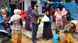 Ketua DPRD Pamekasan, Ali Masykur memberikan bantuan kepada warga terdampak bencana di Desa Sana Daja, Kecamatan Pasean, Kabupaten Pamekasan. (DOK. KLIKMADURA)