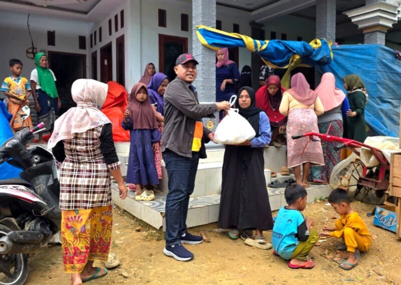 Ketua DPRD Pamekasan, Ali Masykur memberikan bantuan kepada warga terdampak bencana di Desa Sana Daja, Kecamatan Pasean, Kabupaten Pamekasan. (DOK. KLIKMADURA)