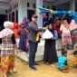 Ketua DPRD Pamekasan, Ali Masykur memberikan bantuan kepada warga terdampak bencana di Desa Sana Daja, Kecamatan Pasean, Kabupaten Pamekasan. (DOK. KLIKMADURA)