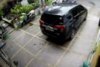 Rekaman CCTV yang memperlihatkan terduga pelaku travel bodong. (KLIKMADURA)