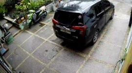 Rekaman CCTV yang memperlihatkan terduga pelaku travel bodong. (KLIKMADURA)