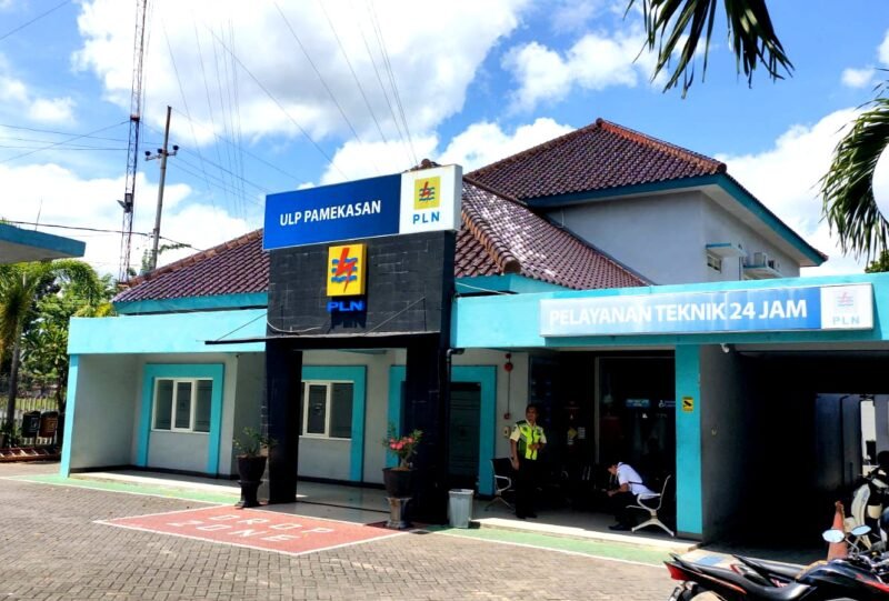 Satpam berada di Kantor PLN ULP Pamekasan. (DOK. KLIKMADURA)