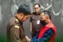 Tersangka kasus dugaan megakorupsi BSPS Sumenep berinisial AHS saat hendak dijebloskan ke dalam penjara. (KEJATI JATIM)