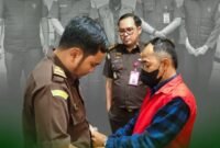 Tersangka kasus dugaan megakorupsi BSPS Sumenep berinisial AHS saat hendak dijebloskan ke dalam penjara. (KEJATI JATIM)