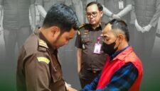Tersangka kasus dugaan megakorupsi BSPS Sumenep berinisial AHS saat hendak dijebloskan ke dalam penjara. (KEJATI JATIM)