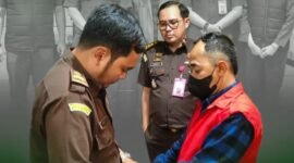 Tersangka kasus dugaan megakorupsi BSPS Sumenep berinisial AHS saat hendak dijebloskan ke dalam penjara. (KEJATI JATIM)