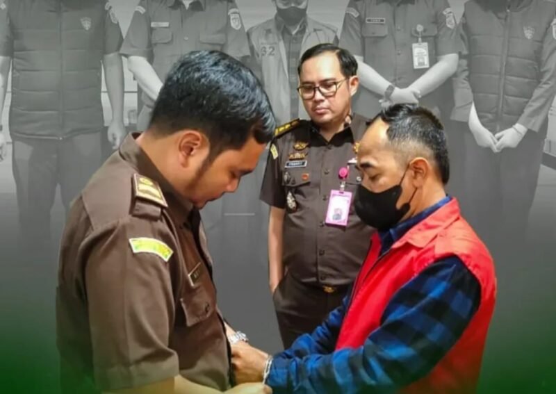 Tersangka kasus dugaan megakorupsi BSPS Sumenep berinisial AHS saat hendak dijebloskan ke dalam penjara. (KEJATI JATIM)
