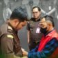 Tersangka kasus dugaan megakorupsi BSPS Sumenep berinisial AHS saat hendak dijebloskan ke dalam penjara. (KEJATI JATIM)