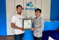 Jurnalis Klik Madura, Moh. Iqbalul Khavei MZ (kanan) menyerahkan cinderamata berupa emas batangan kepada Ketua JCP, Achmad Jaddid. (KLIKMADURA)