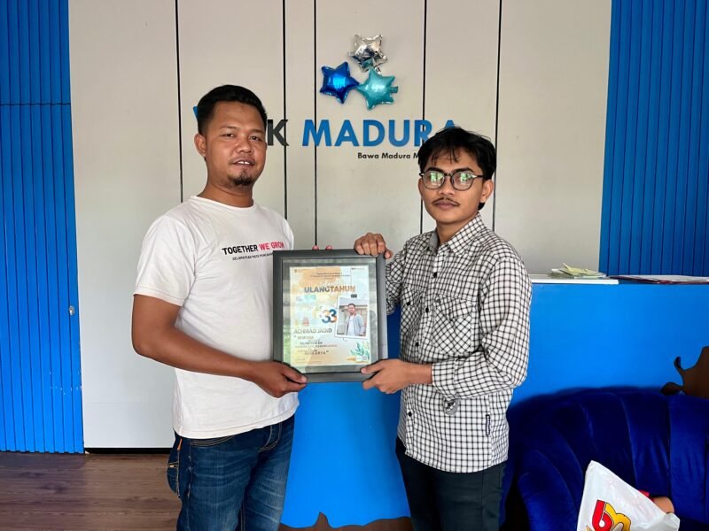 Jurnalis Klik Madura, Moh. Iqbalul Khavei MZ (kanan) menyerahkan cinderamata berupa emas batangan kepada Ketua JCP, Achmad Jaddid. (KLIKMADURA)