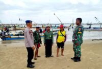 Personel TNI-Polri berbincang dengan nelayan di Desa Tanjung, Kecamatan Pademawu, Pamekasan. (KLIKMADURA)