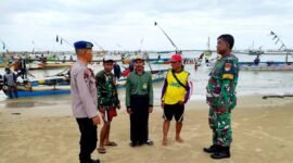 Personel TNI-Polri berbincang dengan nelayan di Desa Tanjung, Kecamatan Pademawu, Pamekasan. (KLIKMADURA)