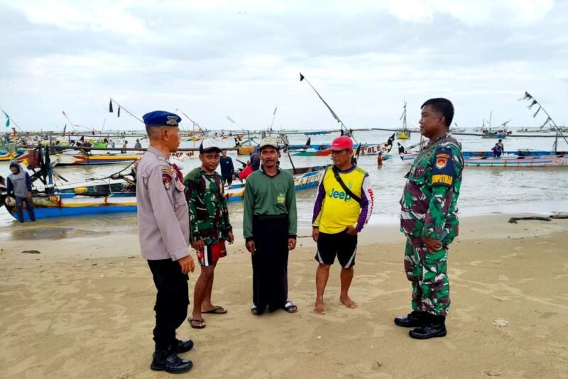 Personel TNI-Polri berbincang dengan nelayan di Desa Tanjung, Kecamatan Pademawu, Pamekasan. (KLIKMADURA)