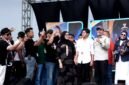 Bupati Pamekasa Dr. KH. Kholilurrahman memberikan sedikit sambutan di sela konser Achmad Valen Akbar di SGMRP Pamekasan. (YUSRIL RAHMAN SYAKUR / KLIKMADURA)