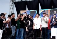 Bupati Pamekasa Dr. KH. Kholilurrahman memberikan sedikit sambutan di sela konser Achmad Valen Akbar di SGMRP Pamekasan. (YUSRIL RAHMAN SYAKUR / KLIKMADURA)