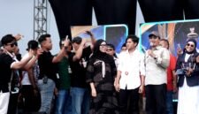 Bupati Pamekasa Dr. KH. Kholilurrahman memberikan sedikit sambutan di sela konser Achmad Valen Akbar di SGMRP Pamekasan. (YUSRIL RAHMAN SYAKUR / KLIKMADURA)