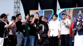 Bupati Pamekasa Dr. KH. Kholilurrahman memberikan sedikit sambutan di sela konser Achmad Valen Akbar di SGMRP Pamekasan. (YUSRIL RAHMAN SYAKUR / KLIKMADURA)