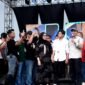 Bupati Pamekasa Dr. KH. Kholilurrahman memberikan sedikit sambutan di sela konser Achmad Valen Akbar di SGMRP Pamekasan. (YUSRIL RAHMAN SYAKUR / KLIKMADURA)