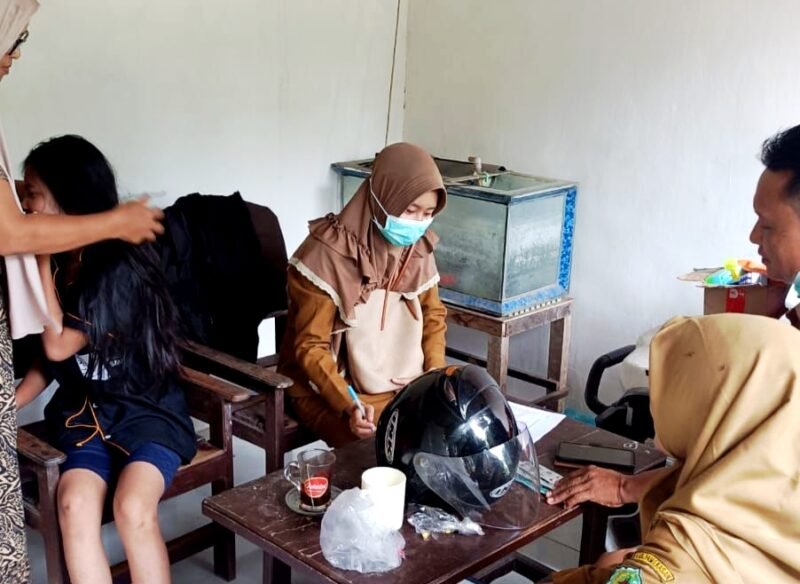 Petugas kesehatan UPT Puskesmas Pademawu melakukan penyelidikan epidemiologi (PE) terhadap satu pasien suspek campak. (ISTIMEWA)