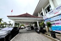 Sejumlah pengunjung berada di depan lobi RSUD Smart Pamekasan (LAILIYATUN NURIYAH/KLIK MADURA)