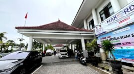 Sejumlah pengunjung berada di depan lobi RSUD Smart Pamekasan (LAILIYATUN NURIYAH/KLIK MADURA)