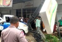 Polisi melakukan olah TKP kecelakaan tunggal di Desa Plakpak, Kecamatan Pegantenan, Pamekasan. (ISTIMEWA)