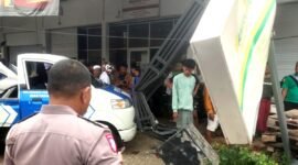 Polisi melakukan olah TKP kecelakaan tunggal di Desa Plakpak, Kecamatan Pegantenan, Pamekasan. (ISTIMEWA)