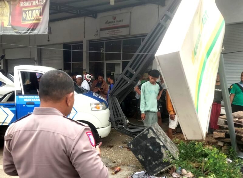 Polisi melakukan olah TKP kecelakaan tunggal di Desa Plakpak, Kecamatan Pegantenan, Pamekasan. (ISTIMEWA)