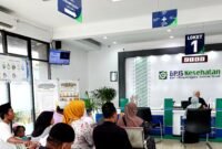 Sejumlah warga menunggu pelayanan di Kantor BPJS Kesehatan Cabang Pamekasan. (KLIKMADURA)