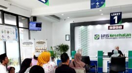 Sejumlah warga menunggu pelayanan di Kantor BPJS Kesehatan Cabang Pamekasan. (KLIKMADURA)