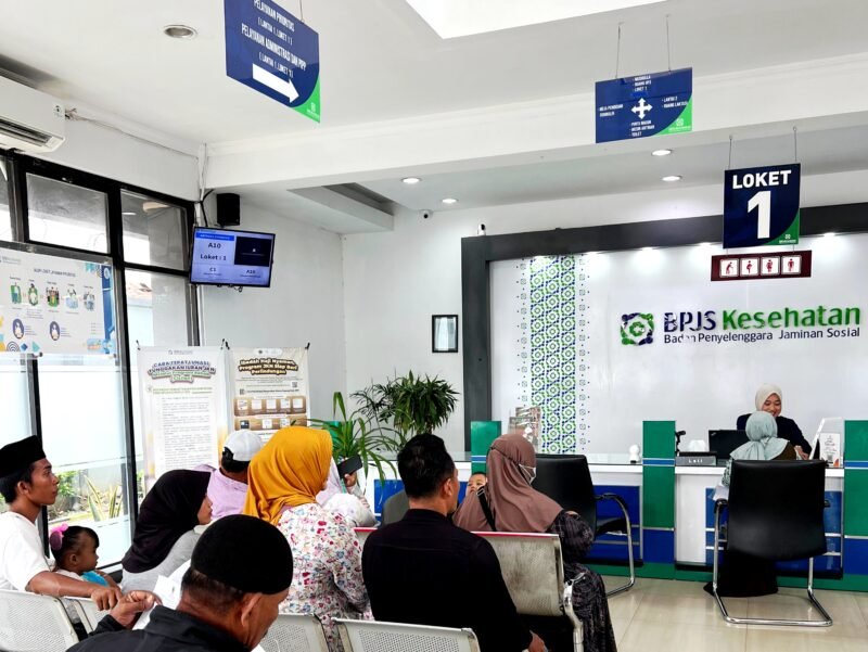 Sejumlah warga menunggu pelayanan di Kantor BPJS Kesehatan Cabang Pamekasan. (KLIKMADURA)