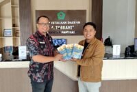 Prengki Wirananda menyerahkan buku 