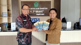 Prengki Wirananda menyerahkan buku 