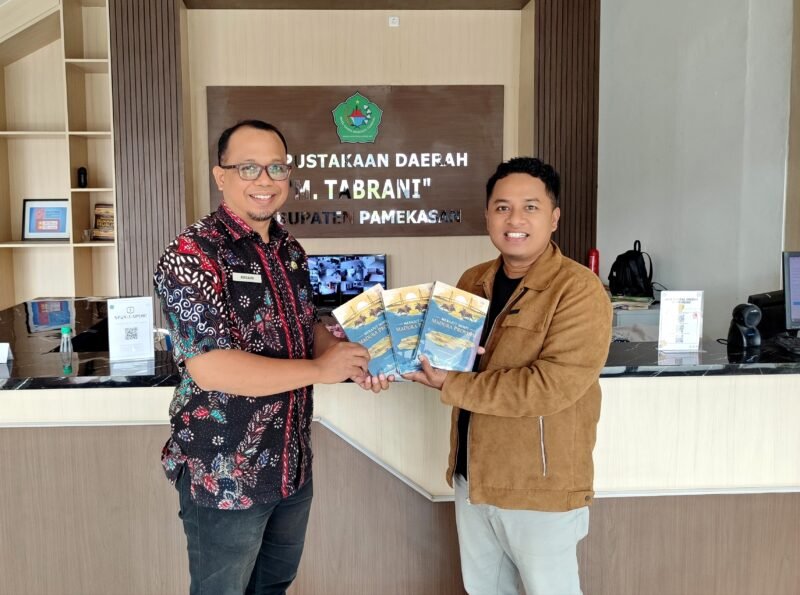 Prengki Wirananda menyerahkan buku 